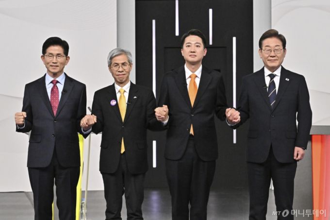 [서울=뉴시스] 국회사진기자단 = 18일 서울 마포구 SBS프리즘타워에서 열린 중앙선거방송토론위원회 주관 제21대 대통령선거 후보자 토론회에서 각 정당 대선 후보들이 선전을 다짐하고 있다. 왼쪽부터 국민의힘 김문수, 민주노동당 권영국, 개혁신당 이준석, 더불어민주당 이재명 대선후보. 2025.05.18. photo@newsis.com /사진=권창회
