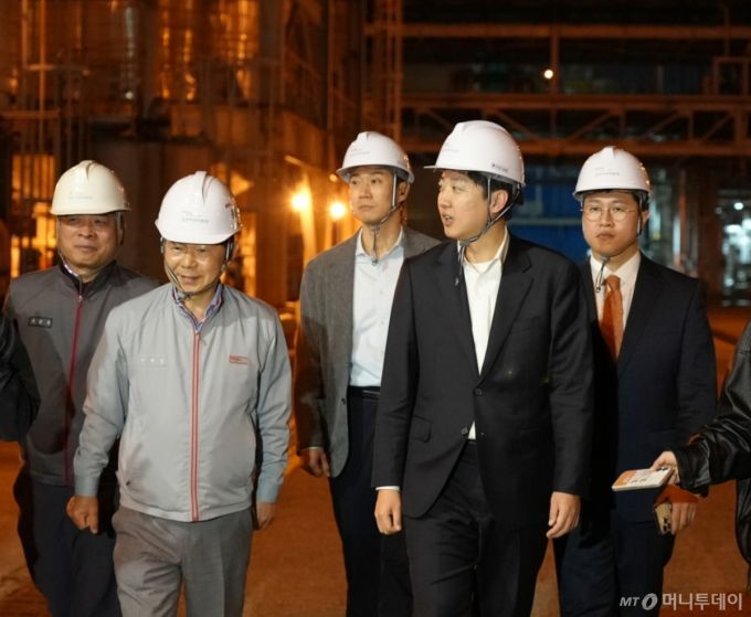 이준석 개혁신당 대선후보가 공식 선거운동이 시작된 지난 12일 첫 공식 일정으로 전남 여수 국가산업단지를 찾아 관계자와 대화하고 있다. / 사진=뉴스1