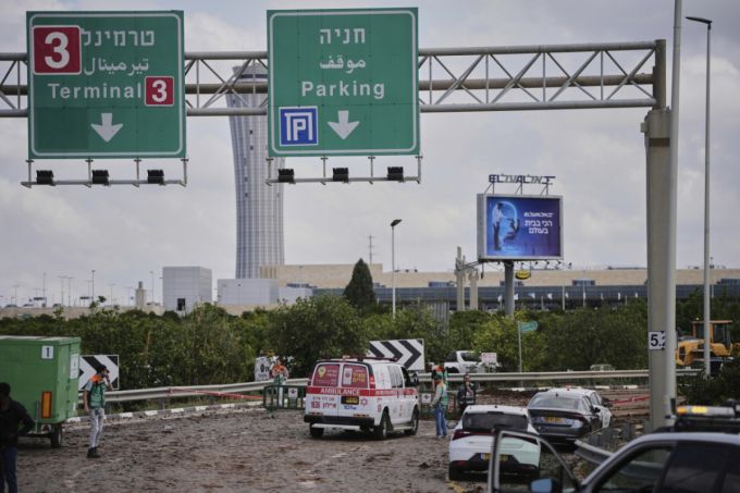 4일(현지시간) 이스라엘 텔아비브 벤구리온 국제공항에서 군과 경찰이 예멘 후티 반군 미사일이 떨어진 구역을 조사하고 있다. 이날 후티 반군이 쏜 미사일이 공항 주변에 낙하하면서 6명이 다쳤다. /AP=뉴시스