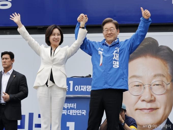 (서울=뉴스1) 안은나 기자 = 이재명 더불어민주당 대통령 후보와 민주당 합류 가능성이 거론되는 허은아 전 개혁신당 대표가 19일 오후 유세를 위해 서울 영등포구 타임스퀘어를 찾아 유권자들을 향해 지지를 호소하고 있다. 2025.5.19/뉴스1  Copyright (C) 뉴스1. All rights reserved. 무단 전재 및 재배포,  AI학습 이용 금지. /사진=(서울=뉴스1) 안은나 기자