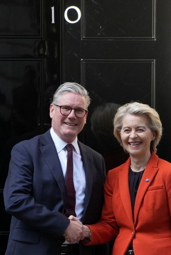 키어 스타머 영국 총리와 우르줄라 폰데어라이엔 EU 집행위원장이 24일(현지시간) 런던 다우닝가 10번지 앞에서 악수를 하고 있다. 2025.04.25  /AFPBBNews=뉴스1