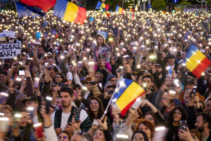 지난 11일(현지 시간) 루마니아 부쿠레슈티에서 열린 니쿠쇼르 단 대선 후보 유세 현장에서 지지자들이 휴대전화 플래시를 밝히고 있다. /AFPBBNews=뉴스1