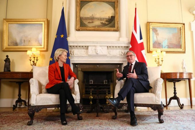 키어 스타머 영국 총리와 우르줄라 폰데어라이엔 EU 집행위원장이 24일(현지시간) 런던 다우닝가 10번지 총리 관저에서 회담을 하고 있다. 2025.04.25  /AFPBBNews=뉴스1