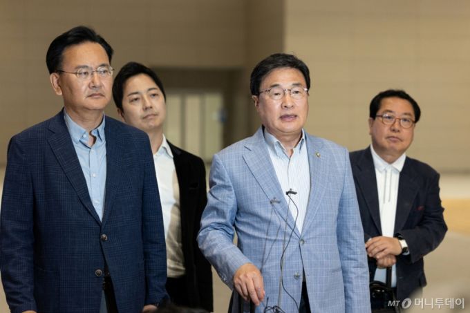 (유상범 국민의힘 의원(왼쪽), 김대식 의원이 18일 인천국제공항에서 홍준표 전 대구시장의 선대위 합류 설득을 위해 미국 하와이로 출국하기 전 취재진의 질문에 답하고 있다.  국민의힘 선대위는 이날 "홍 전 시장 설득과 귀국 요청을 위해 ‘하와이 특사단’을 구성했다"고 밝혔다. 이번 특사단은 '유상범 단일화추진본부장, 김대식 대외협력본부장, 조광한 대외협력부본부장, 이성배 선대위 대변인' 으로 구성됐다. 이들은 김문수 후보 손편지를 직접 전달할 계획이다. 2025.5.18/뉴스1  Copyright (C) 뉴스1. All rights reserved. 무단 전재 및 재배포,  AI학습 이용 금지. /사진=(인천공항=뉴스1) 이승배 기자