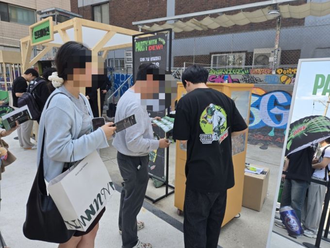 20일 서울 성수동 '펍지 성수'에서 크래프톤이 배틀그라운드 모바일의 7주년 팝업 스토어 참가자들이 럭키드로우에 참가했다./사진=이찬종 기자