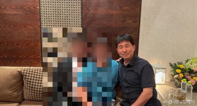 [서울=뉴시스] 조성봉 기자 =  더불어민주당이 19일 오후 서울 여의도 중앙당사에서 ‘지귀연 판사 룸살롱 접대 의혹’ 관련 사진을 공개했다.(사진=더불어민주당 제공)2025.05.19. photo@newsis.com  *재판매 및 DB 금지 /사진=조성봉