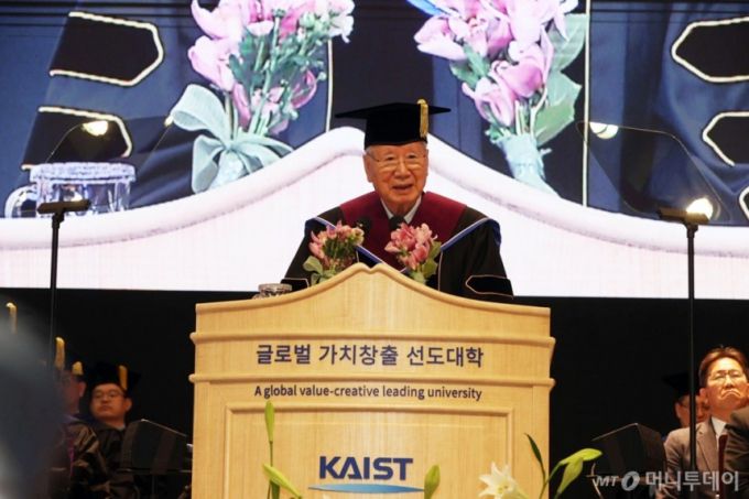 (서울=뉴스1) = 과학기술 인재 양성에 기여한 공로로 카이스트에서 명예박사 학위를 받은 이중근 회장이 14일 카이스트 대전 캠퍼스에서 열린 졸업식에서 연설하고 있다. (부영 제공. 재판매 및 DB 금지) 2025.2.14/뉴스1 Copyright (C) 뉴스1. All rights reserved. 무단 전재 및 재배포, AI학습 이용 금지. /사진=(서울=뉴스1)