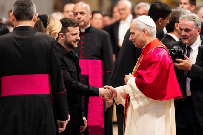 레오 14세 제267대 교황이 18일(현지시간) 바티칸 성 베드로 광장에서 열린 즉위 미사를 마친 뒤 볼로디미르 젤렌스키 우크라이나 대통령과 악수를 하고 있다. /AFPBBNews=뉴스1