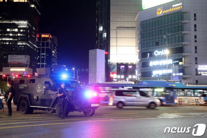 서울시 신림역, 성남시 서현역 등에서 흉기난동 사건이 연이어 발생하자 경찰 당국이 특별치안 활동을 선포한 2023년 8월4일 오후 서울시 강남구 지하철 강남역 인근에 경찰특공대와 전술장갑차가 배치돼 있다./사진=뉴스1