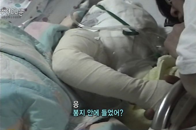 1999년 5월20일 대구 한 골목길에서 발생한 '황산 테러 사건'으로 세상을 떠난 김태완군이 생전 병상에서 엄마에게 사건 당일에 대해 증언하는 모습./사진=KBS '추적 60분' 방송 화면 캡처