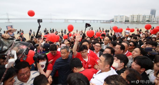 (부산=뉴스1) 윤일지 기자 = 한동훈 전 국민의힘 대표가 20일 오후 부산 수영구 광안리해수욕장에서 김문수 국민의힘 대통령 후보 지원 유세를 하고 있다. 2025.5.20/뉴스1  Copyright (C) 뉴스1. All rights reserved. 무단 전재 및 재배포,  AI학습 이용 금지. /사진=(부산=뉴스1) 윤일지 기자