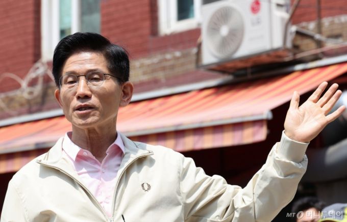 김문수 국민의힘 대통령 후보가 20일 서울 영등포 쪽방촌을 방문해 브리핑을 하고 있다./사진=뉴스1
