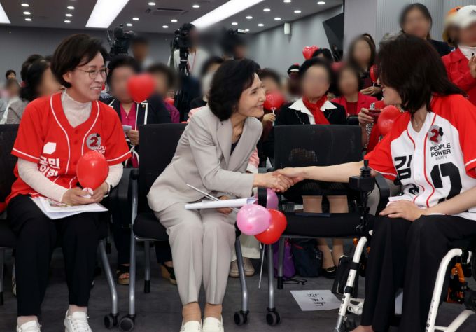 김문수 국민의힘 대선후보의 배우자인 설난영 여사가 21일 오후 서울 여의도 중앙당사 다목적홀에서 열린 여성본부 필승결의대회에서 최보윤(오른쪽) 의원과 악수하고 있다. 왼쪽은 이인선 여성본부장/사진=뉴시스