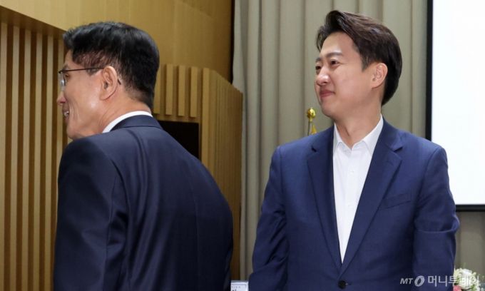 김문수 국민의힘 대선 후보와 이준석 개혁신당 대선 후보가 19일 오전 서울 중구 서울시청에서 열린 '약자와 동행하는 서울' 토론회를 마친 후 이동하고 있다. 2025.05.19. /사진=뉴시스 /사진=추상철