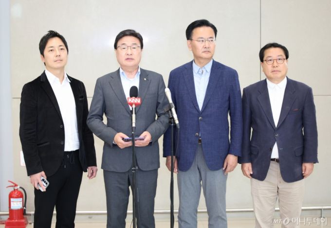 하와이에 체류 중인 홍준표 전 대구시장의 선대위 합류를 설득하기 위해 꾸려진 국민의힘 김문수 대통령 선거 후보 선거대책위원회 소속 유상범 단일화추진본부장과 김대식 대외협력본부장 등으로 구성된 하와이 특사단이 홍 전시장과 이틀간의 만남을 가진 뒤 21일 오후 인천국제공항 제2터미널을 통해 귀국하며 취재진의 질문에 답하고 있다. 2025.05.21. /사진=뉴시스 /사진=김금보