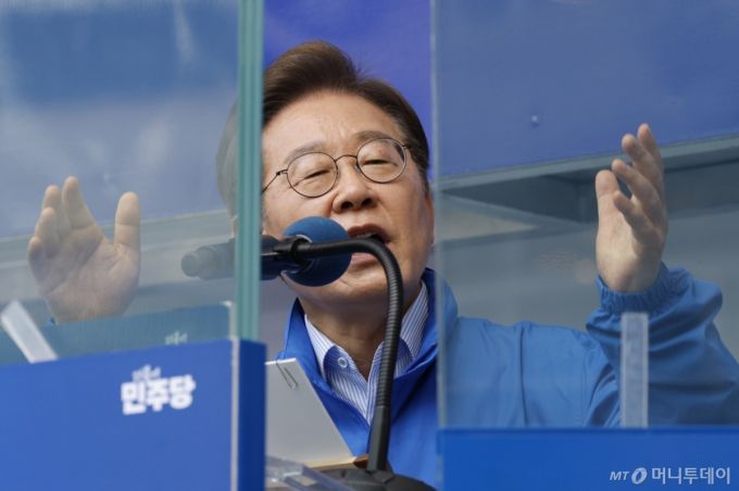 (파주=뉴스1) 안은나 기자 = 이재명 더불어민주당 대통령 후보가 수도권 표심잡기에 나선 20일 오후 경기 파주시 금릉역 중앙광장에서 지지를 호소하고 있다. 2025.5.20/뉴스1  Copyright (C) 뉴스1. All rights reserved. 무단 전재 및 재배포,  AI학습 이용 금지. /사진=(파주=뉴스1) 안은나 기자