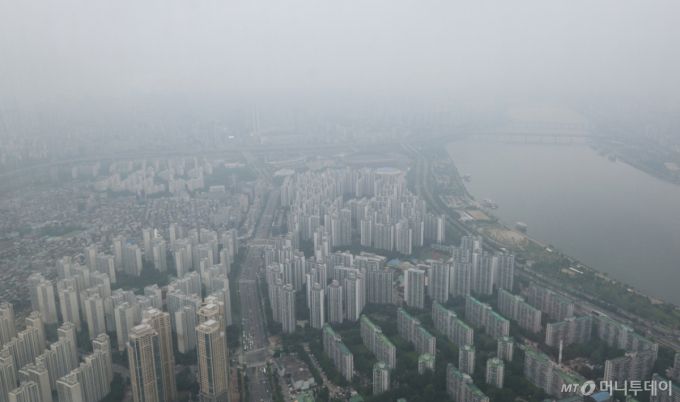 (서울=뉴스1) 박지혜 기자 = 금융당국이 오는 7월부터 3단계 스트레스 총부채원리금상환비율(DSR)을 시행하며, 기존 발표보다 강화된 규제를 적용한다. 금리 변동 위험이 큰 변동형 주택담보대출(주담대)뿐만 아니라, 혼합형과 주기형 주담대의 대출 한도도 추가로 줄인다.  금융위원회는 20일 오전 정부서울청사에서 가계부채 점검회의를 열고, 오는 7월 1일부터 '3단계 스트레스DSR'을 본격 시행하기로 결정했다. 사진은 이날 서울 송파구 서울스카이 전망대에서 바라본 서울 아파트 단지 모습.