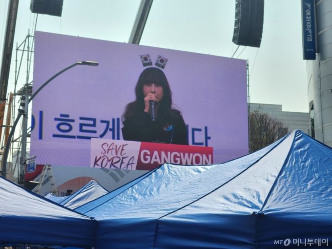 (춘천=뉴스1) 이종재 기자 = 22일 강원도청 앞 중앙로터리에서 세이브코리아 등 보수단체들이 가진 윤석열 대통령 탄핵 반대 집회에서 최서원 씨(개명 전 최순실)의 자녀 정유연 씨(개명 전 정유라)가 연사로 나서 발언하고 있다. 2025.3.22/뉴스1  Copyright (C) 뉴스1. All rights reserved. 무단 전재 및 재배포,  AI학습 이용 금지. /사진=(춘천=뉴스1) 이종재 기자