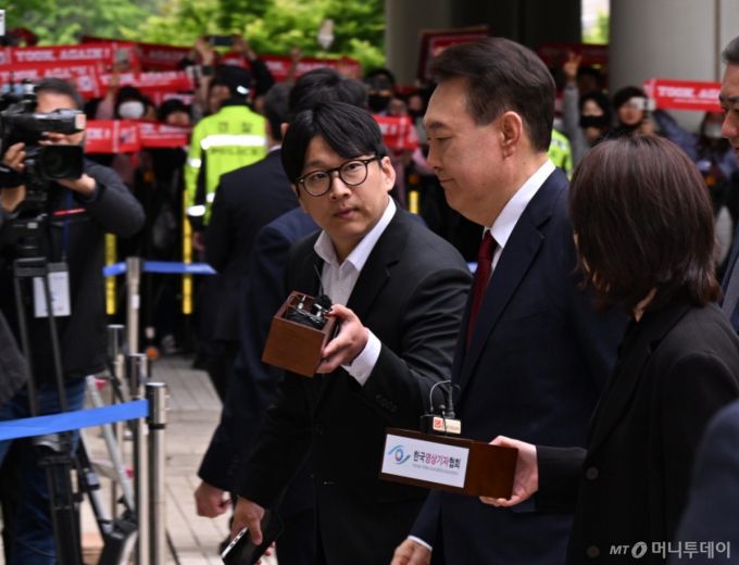 내란 우두머리 혐의를 받는 윤석열 전 대통령이 19일 서울 서초구 서울중앙지방법원에서 열린 내란우두머리 및 직권남용·권리행사 방해 혐의 사건 4차 공판에 출석하고 있다. 2025.05.19. /사진=뉴시스 /사진=