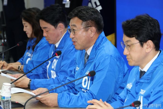 (서울=뉴스1) 이광호 기자 = 윤호중 더불어민주당 중앙선거대책위원회 총괄본부장이 20일 오전 서울 여의도 당사에서 열린 총괄본부장단회의에서 발언하고 있다.  2025.5.20/뉴스1  Copyright (C) 뉴스1. All rights reserved. 무단 전재 및 재배포,  AI학습 이용 금지. /사진=(서울=뉴스1) 이광호 기자