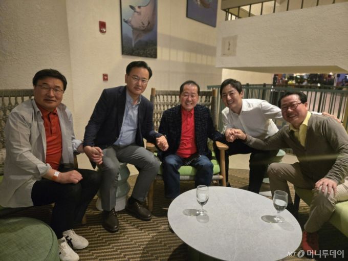 지난 19일 홍준표 전 대구시장의 선거대책위원회 합류를 설득하기 위해 미국 하와이로 떠난 국민의힘 특사단이 빅아일랜드 모처에서 홍 전 시장과 회동하고 있다. (사진=김대식 의원실 제공) 2025.05.20. /사진=뉴시스 /사진=