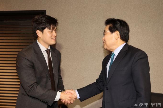 김용태 국민의힘 비상대책위원장이 20일 서울 여의도 한 호텔에서 전병헌 새미래민주당 대표와 인사하고 있다. 2025.05.20. /사진=뉴시스 /사진=권창회