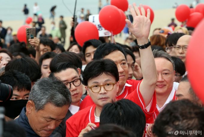 [부산=뉴시스] 하경민 기자 = 한동훈 전 국민의힘 대표가 20일 부산 수영구 광안리해수욕장 일대에서 시민들을 만나 김문수 대통령선거 후보의 지지를 호소하고 있다. 2025.05.20. yulnetphoto@newsis.com /사진=하경민
