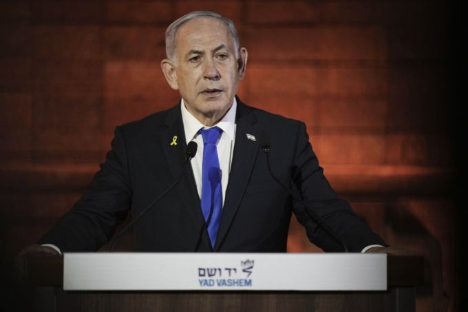 베냐민 네타냐후 이스라엘 총리가 4월 23일(현지 시간) 예루살렘 야드 바솀 홀로코스트 추모관에서 열린 홀로코스트 추모 행사에서 연설하고 있다. 네타냐후 총리는 "이스라엘은 모든 무력을 다 해 하마스의 능력을 제거할 것"과 "이란이 핵무기를 갖지 못하도록 반드시 저지할 것"을 선언했다./AP=뉴시스