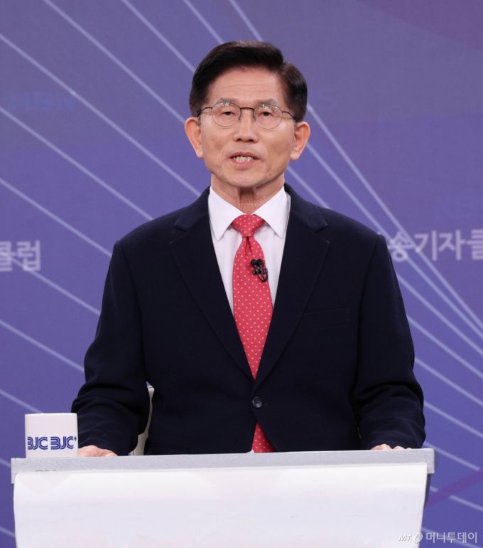 [서울=뉴시스] 국회사진기자단 = 김문수 국민의힘 대선 후보가  21일 경기도 고양  MBN 미디어센터에서 열린 한국방송기자클럽 대선 후보 초청 토론회에서 발언하고 있다. 2025.05.21. photo@newsis.com /사진=