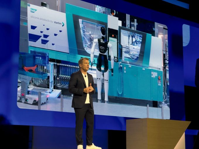 필립 헤르치히 SAP 최고기술책임자(CTO) 겸 최고인공지능책임자(CAIO)가 20일(현지시간) 미국 올랜도 오렌지카운티 컨벤션센터에서 열린 'SAP 사파이어 2025' 기조연설에서 자사 AI 기반 시각검사 모델을 엔비디아의 디지털 트윈 플랫폼 '옴니버스'에 도입한 사례를 발표하고 있다. /사진=성시호 기자 shsung@