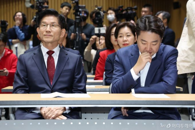 (서울=뉴스1) 민경석 기자 = 김문수 국민의힘 대통령 후보(왼쪽)와 이준석 개혁신당 대통령 후보가 19일 오전 서울 중구 서울시청에서 열린 '약자와 동행하는 서울 토론회'에 참석해 나란히 앉아 있다. 2025.5.19/뉴스1  Copyright (C) 뉴스1. All rights reserved. 무단 전재 및 재배포,  AI학습 이용 금지. /사진=(서울=뉴스1) 민경석 기자