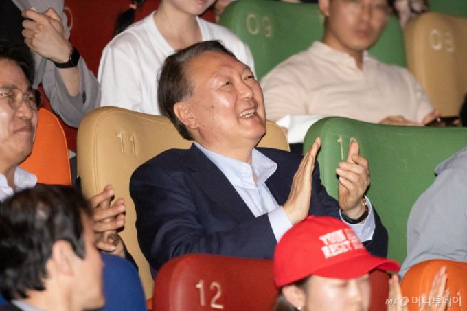 [서울=뉴시스] 황준선 기자 = 윤석열 전 대통령이 21일 오전 서울 중구 메가박스 동대문점에서 다큐멘터리 영화 '부정선거, 신의 작품인가' 관람을 마친 뒤 박수를 치고 있다. 2025.05.21. hwang@newsis.com /사진=황준선