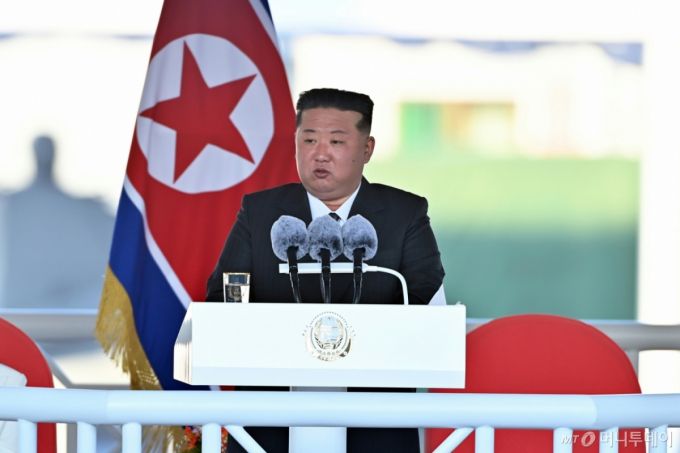 북한 노동당 기관지 노동신문은 지난달 26일 "김정은 동지를 모시고 새로 건조한 구축함 진수 기념식이 조선혁명의 첫무장력의 창건일인 뜻깊은 지난 25일 남포조선소에서 성대히 진행됐다"라고 보도했다. 신형 구축함은 5000톤(t)급으로, 북한은 이를 '최현급'으로 등급 분류했다. / 사진=뉴스1