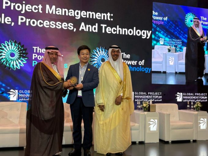 좌 사우디 교통부장관 H.E. ENG Bader Bin Abdullah AlDulami, 중앙 룸테크놀로지 문영배 부사장, 우 GPMF 의장 Badr Mohammed Burshaid, 행사 종료 후 감사패 수여 / 사진제공=로커스체인