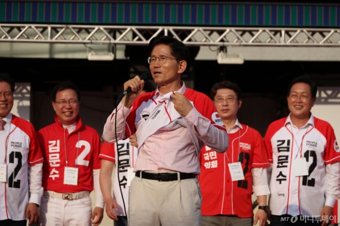 (하남=뉴스1) 김민지 기자 = 김문수 국민의힘 대통령 후보가 20일 경기 하남시 스타필드 하남 앞에서 유세를 하고 있다. (공동취재) 2025.5.20/뉴스1  Copyright (C) 뉴스1. All rights reserved. 무단 전재 및 재배포,  AI학습 이용 금지.