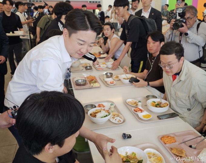(광주뉴스1) 서충섭 기자 = ‘학식먹자 이준석’을 진행하는 이준석 개혁신당 대통령 후보가 20일 낮 광주 북구 용봉동 전남대학교 제1학생회관 학생식당에서 학생들과 합석하고 있다. 2025.5.20/뉴스1  Copyright (C) 뉴스1. All rights reserved. 무단 전재 및 재배포,  AI학습 이용 금지. /사진=(광주뉴스1) 서충섭 기자