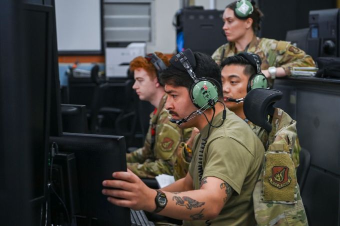 미국 7공군 예하 제621항공통제대대 통제사들이 항공관제 임무를 수행하고 있다. / 사진제공=공군