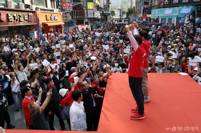(광명=뉴스1) 이광호 기자 = 김문수 국민의힘 대통령 후보가 22일 경기 광명시 철산로데오거리에서 열린 유세에 참석해 지지를 호소하고 있다. (공동취재) 2025.5.22/뉴스1  Copyright (C) 뉴스1. All rights reserved. 무단 전재 및 재배포,  AI학습 이용 금지. /사진=(광명=뉴스1) 이광호 기자
