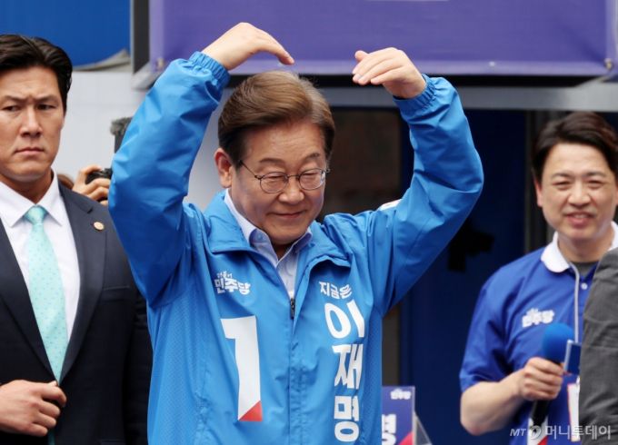 [인천=뉴시스] 조성우 기자 = 이재명 더불어민주당 대선후보가 21일 인천 남동구 구월로데오광장에서 열린 유세에서 시민들을 향해 하트를 그려 보이고 있다. 2025.05.21. xconfind@newsis.com /사진=조성우