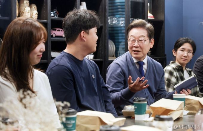 [성남=뉴시스] 조성우 기자 = 이재명(오른쪽 두 번째) 더불어민주당 대선후보가 제21대 대통령선거 공식 선거운동이 시작된 12일 경기 성남시 분당구 판교역 인근 미팅룸에서 열린 'K-혁신' 브라운백 미팅에서 IT 개발자들과 대화하고 있다. (공동취재) 2025.05.12. photo@newsis.com /사진=