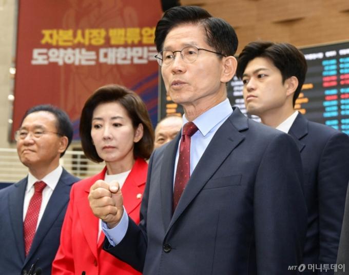 (서울=뉴스1) 김민지 기자 = 김문수 국민의힘 대통령 후보가 22일 서울 여의도 한국거래소에서 열린 중앙선거대책위원회 현장 회의를 마친 뒤 주식시황이 표시되는 홍보관을 찾아 둘러본 뒤 취재진 질의에 답변하고 있다. (공동취재) 2025.5.22/뉴스1  Copyright (C) 뉴스1. All rights reserved. 무단 전재 및 재배포,  AI학습 이용 금지. /사진=(서울=뉴스1) 김민지 기자