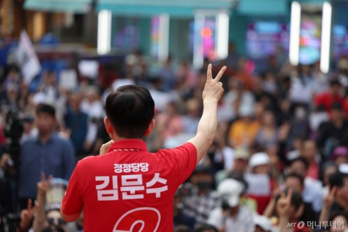 [광명=뉴시스] 고승민 기자 = 김문수 국민의힘 대선 후보가 22일 경기 광명시 철산로데오거리에서 유세를 하고 있다. (공동취재) 2025.05.22. photo@newsis.com /사진=고승민