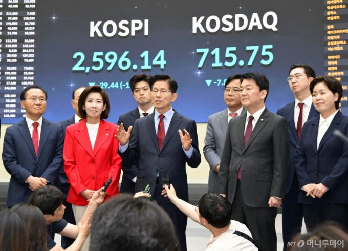 [서울=뉴시스] 고승민 기자 = 김문수 국민의힘 대선 후보가 22일 서울 여의도 한국거래소에서 열린 중앙선거대책위원회 현장 회의에서 홍보관을 둘러본 후 백브리핑을 하고 있다. (공동취재) 2025.05.22. photo@newsis.com /사진=고승민