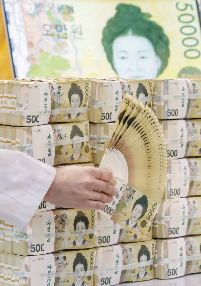 (서울=뉴스1) 민경석 기자 = 기준금리 인하와 유동성 공급 등으로 시중에 풀린 현금이 사상 처음 200조 원 돌파를 눈앞에 두게 됐다.  19일 한국은행에 따르면 지난달 말 화폐발행잔액은 전월 대비 6조 4463억 원 증가한 199조 5982억 원으로, 이 중 5만원권은 금액 기준 89%, 장수 기준 49%를 차지했다.  이날 서울 중구 하나은행 위변조대응센터에서 직원이 5만원권을 펼쳐 보이고 있다. 2025.2.19/뉴스1  Copyright (C) 뉴스1. All rights reserved. 무단 전재 및 재배포,  AI학습 이용 금지. /사진=(서울=뉴스1) 민경석 기자