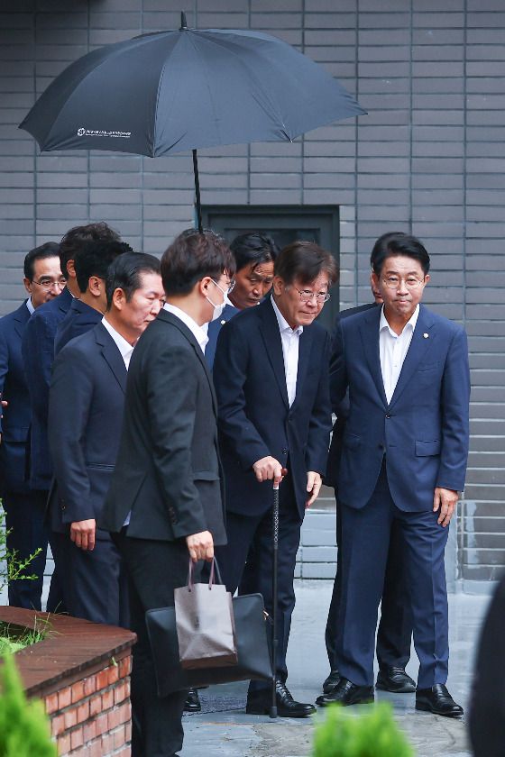 이재명 당시 더불어민주당 대표가 2023년 9월26일 오전 서울중앙지법원에서 열리는 영장실질심사를 받기 위해 서울 중랑구 녹색병원을 나서고 있다. 오른쪽은 조정식 당시 민주당 사무총장. / 사진제공=더불어민주당