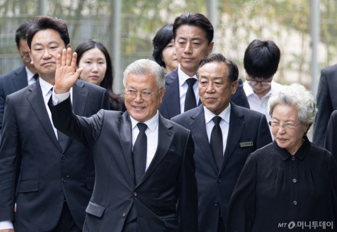 (김해=뉴스1) 이재명 기자 = 문재인 전 대통령과 권양숙 여사가 23일 오후 경남 김해시 봉하마을에서 열린 고 노무현 전 대통령 16주기 추도식에 참석하고 있다. 2025.5.23/뉴스1  Copyright (C) 뉴스1. All rights reserved. 무단 전재 및 재배포,  AI학습 이용 금지. /사진=(김해=뉴스1) 이재명 기자