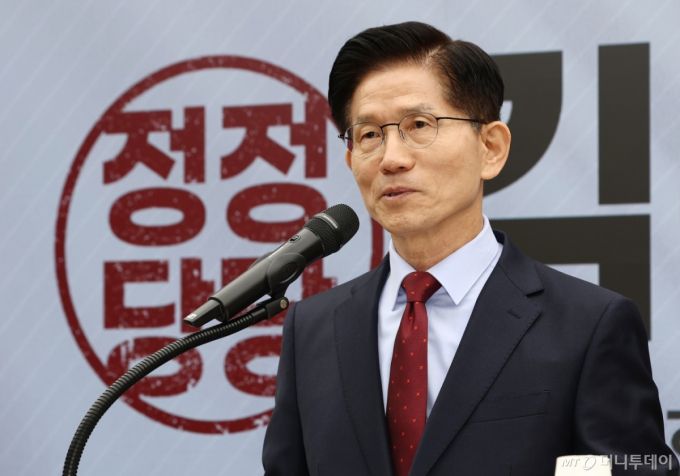 (서울=뉴스1) 김민지 기자 = 김문수 국민의힘 대통령 후보가 22일 서울 여의도 중앙당사에서 정치개혁 관련 긴급 기자회견을 하고 있다. 2025.5.22/뉴스1  Copyright (C) 뉴스1. All rights reserved. 무단 전재 및 재배포,  AI학습 이용 금지. /사진=(서울=뉴스1) 김민지 기자
