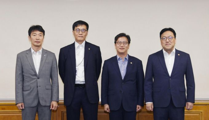 김범석 기획재정부 장관 직무대행 1차관이 23일 오전 서울 중구 은행회관에서 열린 '거시경제·금융현안 간담회'에 앞서 기념촬영을 하고 있다. 왼쪽부터 이복현 금융감독원장, 이창용 한국은행 총재, 김 직무대행, 김병환 금융위원장./사진제공=기재부