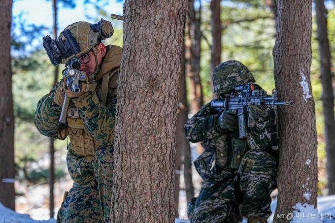 한미 해병대가 잔3월 포항·포천·파주 일대 훈련장에서 '25-1차 KMEP 연합보병·제병협동훈련을 실시하고 있는 모습. 한미 해병대 장병들이 공격작전 간 경계를 하고 있다. / 사진=해병대