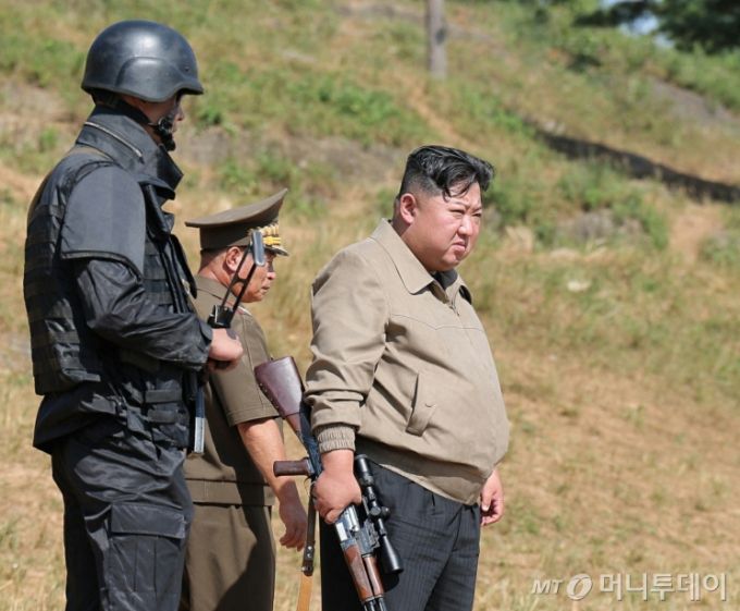 북한 노동당 기관지 노동신문은 지난해 김정은 노동당 총비서가 조선인민군(북한군) 특수작전무력훈련기지를 현지 시찰하고 전투원들의 훈련을 지도했다고 보도했다. 신문은 "김 총비서가 감시대에 올라 훈련강령에 따라 전투원들이 진행하고 있는 대상물 정찰 및 습격 전투 훈련을 봤다"고 전했다. / 사진=뉴스1(노동신문)